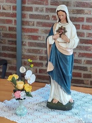Mariabeeldje dat voor het rozenkransgebed in de parochiezaal wordt opgesteld